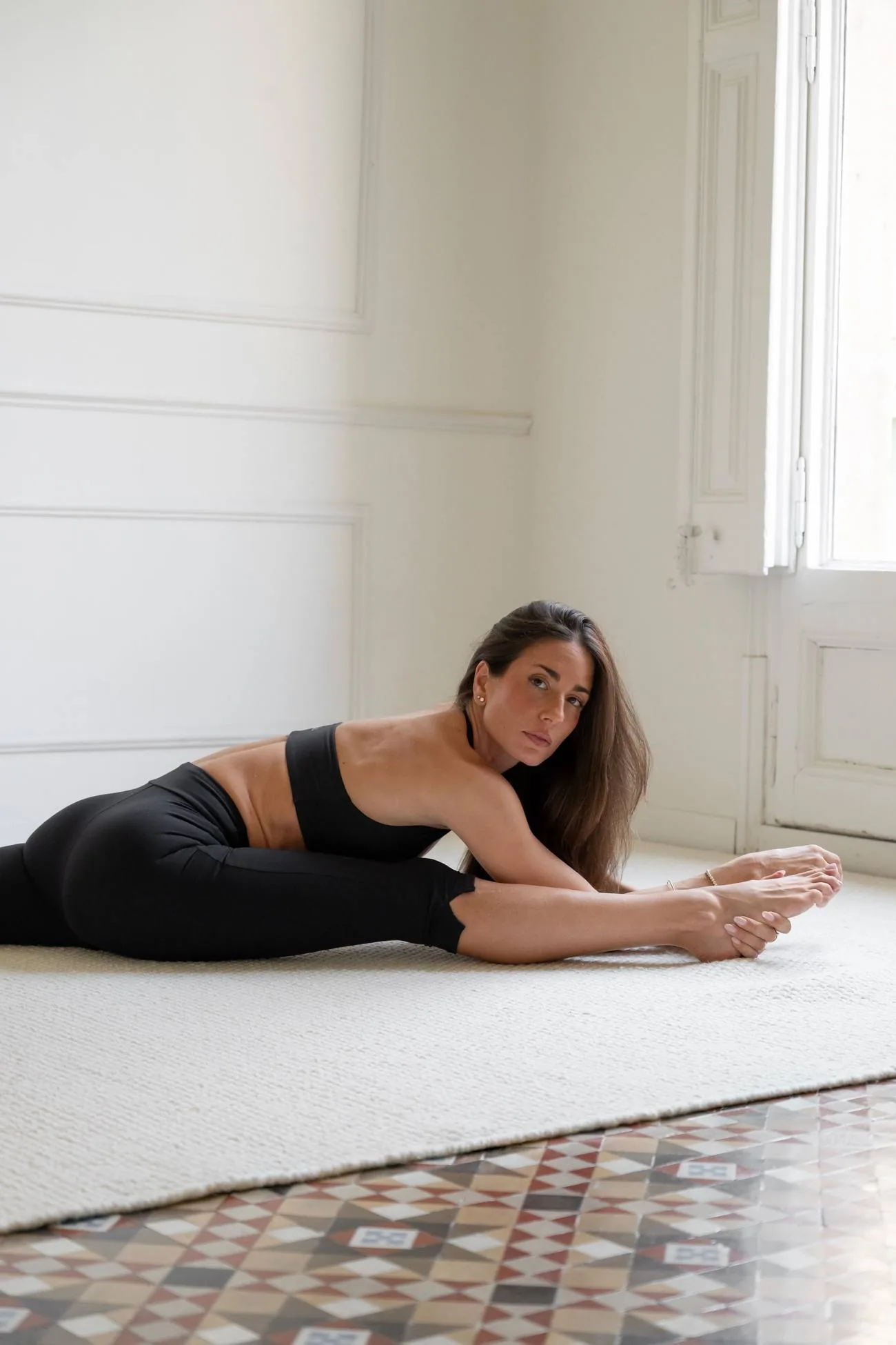 Floor stretch in black Alo set